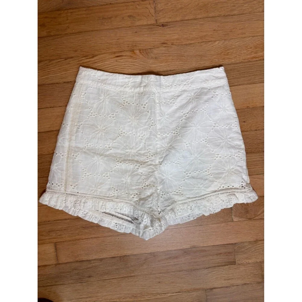 J.O.A. Los Angeles White Eyelet Floral Detail Ruffle Hem Shorts M
